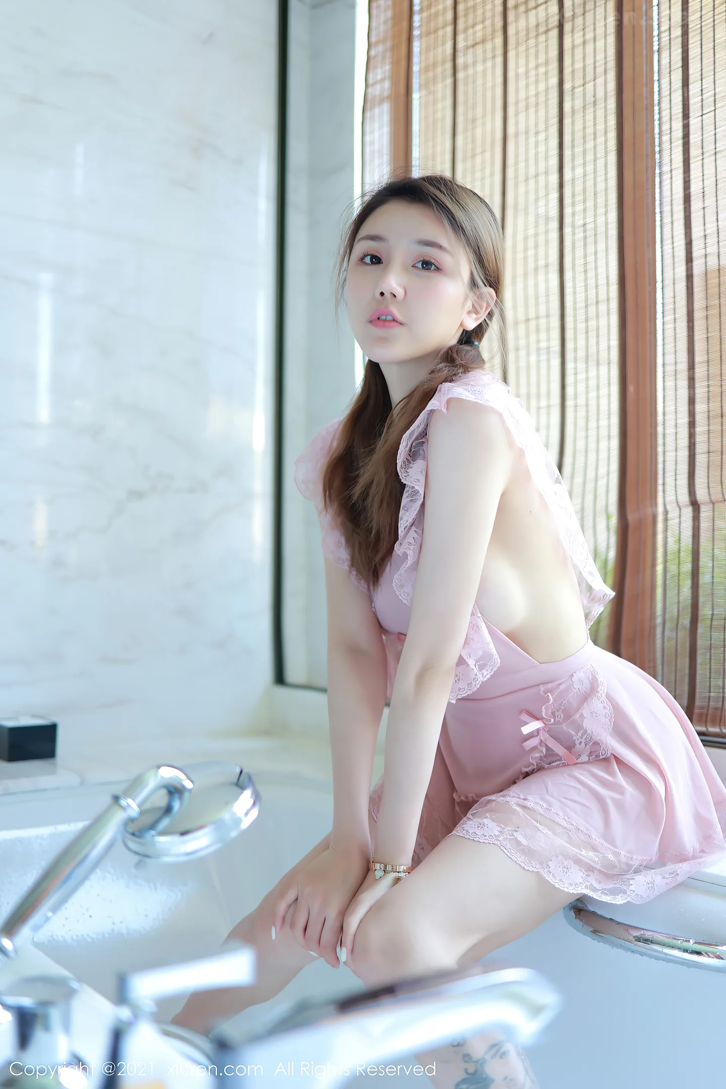 图片[2]-[XiuRen秀人网]VOL.3611 模特夏西CiCi西双版纳旅拍粉色女仆裙湿身秀火辣身材诱惑写真63P-秀人网官方网站
